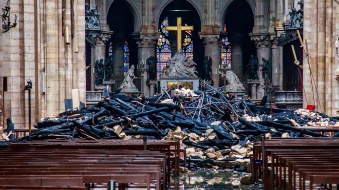Restos de madera quemada en el interior de la catedral de Notre Dame.