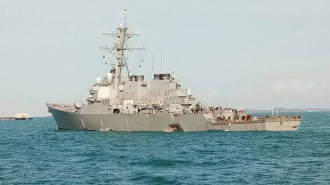 Hải quân Malaysia đưa ảnh trên Twitter cho thấy dường như tàu USS McCain bị thủng một lỗ lớn bên sườn.