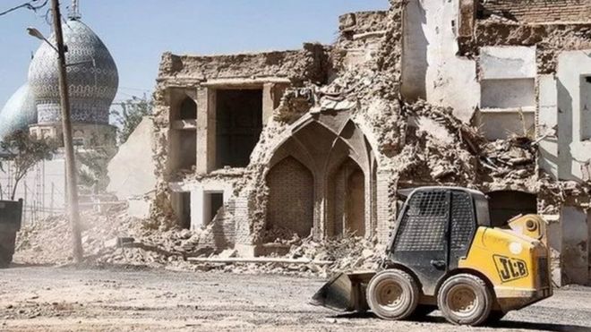 معماری داخلی و خارجی برخی از بناهای تاریخی در حال تخریب، دارای ارزش هنری توصیف شده است