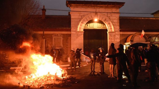 Деревянные палитры горят, поскольку тюремные надзиратели блокируют доступ к тюрьме Френ, недалеко от Парижа, 16 января 2018 года