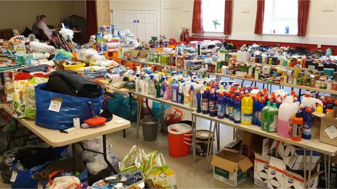 пожертвования в общественном центре Trallwn в Понтипридд для жертв наводнения