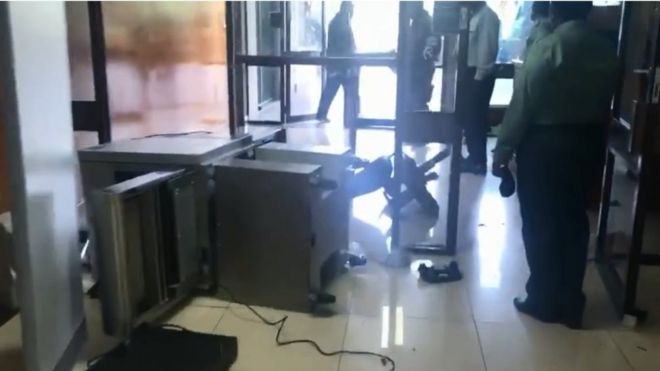 Разбитая мебель внутри офисного здания