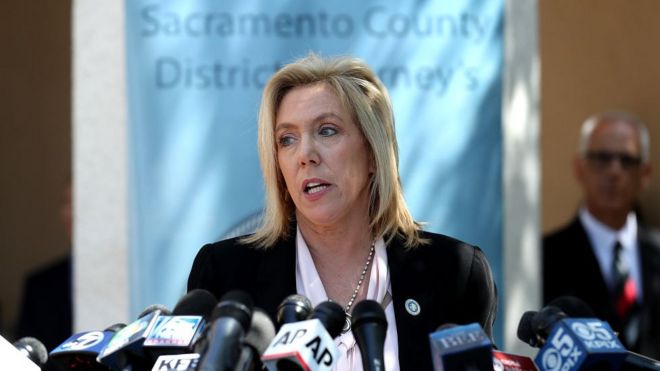 Окружной прокурор Сакраменто Энн Мари Шуберт объявляет об аресте обвиняемого в насильнике и убийце Джозефа Джеймса ДеАнджело во время пресс-конференции 25 апреля 2018 года в Сакраменто, Калифорния