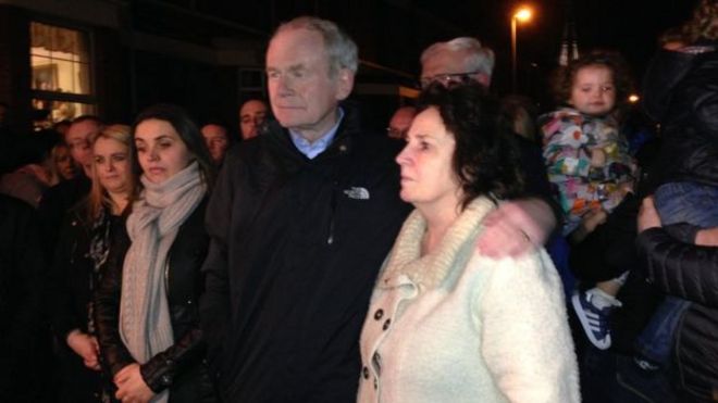 Мартин МакГиннесс и его жена Берни приветствуют людей, которые собрались возле его дома в четверг вечером