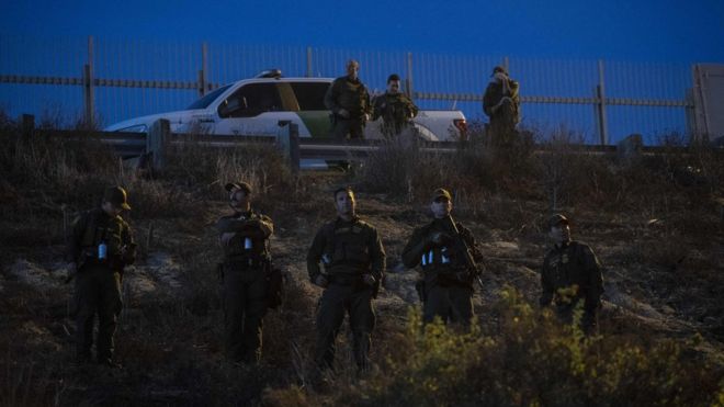 Агенты пограничного патруля США стоят на страже в поисках нелегальных иммигрантов