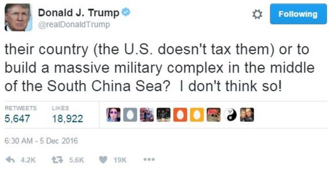 Скриншот Tweet от Дональда Дж. Трампа, в котором говорится: «их страна (США не облагают их налогом) или построить массивный военный комплекс в центре Южно-Китайского моря? Я так не думаю! & Quot;