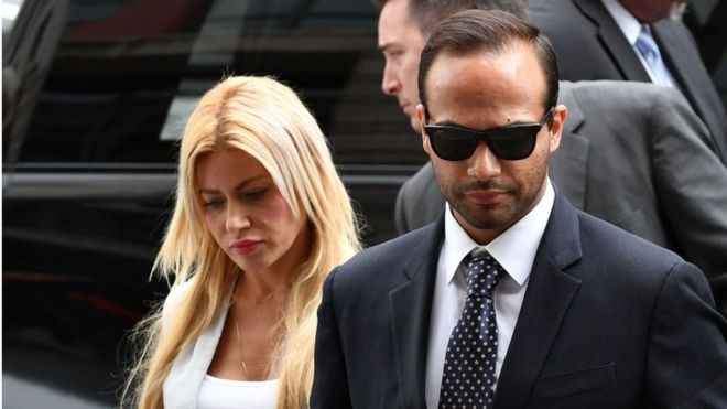Джордж Пападопулос и его жена Симона Мангианте Пападопулос прибывают в Окружной суд США для вынесения приговора