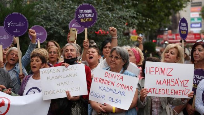 تجمع زنان ترکیه در حمایت از اعتراض‌های ایران
