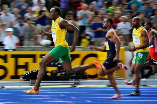 Usain Bolt rompiendo el rÃ©cord mundial de los 100 metros en el Campeonato Mundial de Atletismo en BerlÃ­n, Alemania, en 2009.