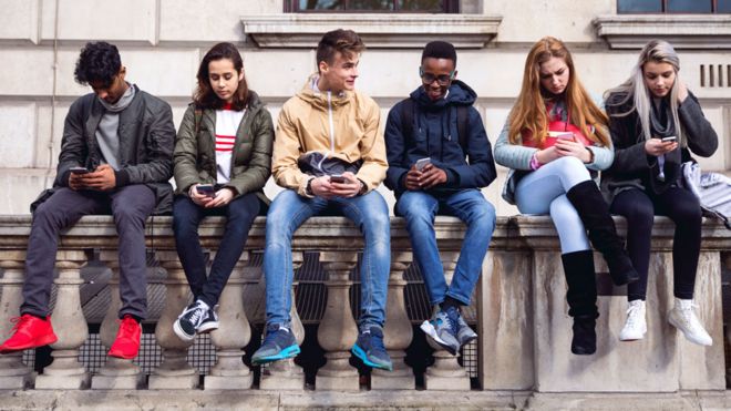Подростки, использующие мобильные телефоны