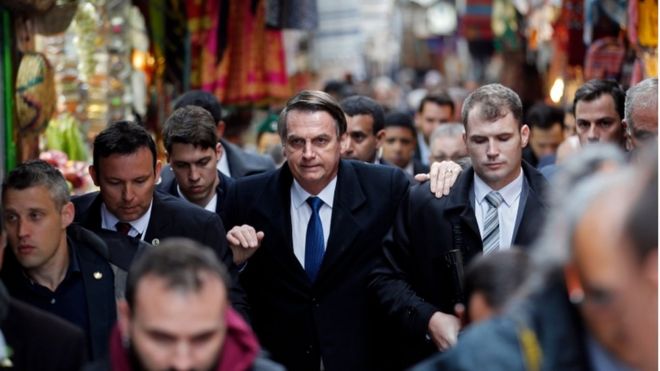 Bolsonaro caminha cercado por seguranças em Jerusalém