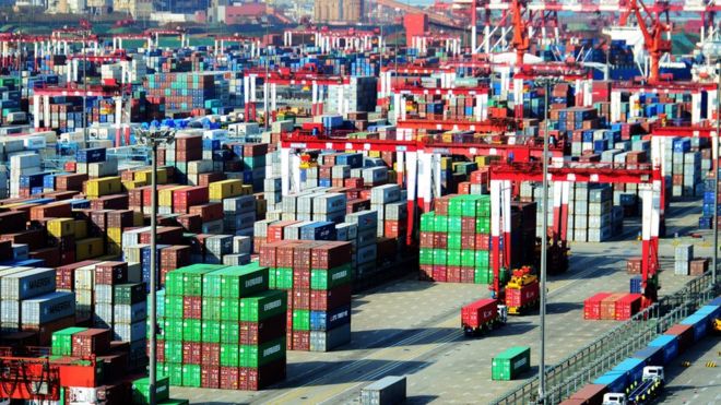 Доставка контейнеров в порту в Циндао, Китай