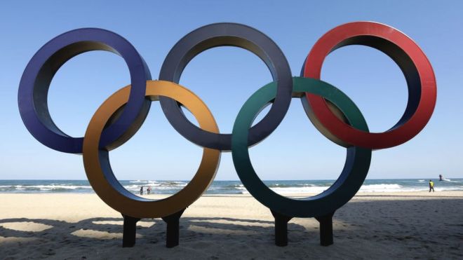 Олимпийские кольца устанавливаются на пляже Кёнподэ, недалеко от места проведения соревнований по конькобежному спорту, фигурному катанию и хоккею в преддверии Зимних Олимпийских игр 2018 года в Пхёнчхане 30 октября 2017 года в Канныне, Южная Корея.