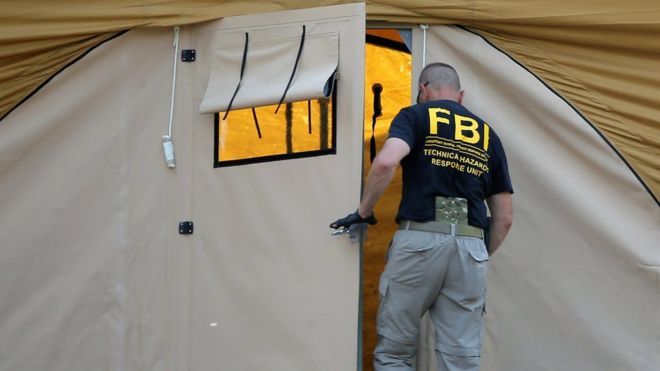 Следователь ФБР работает на месте преступления массовой стрельбы в гей-клубе Pulse в Орландо, штат Флорида, США.13 июня 2016 г.