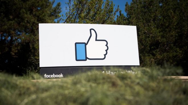 На этом фото, сделанном 4 ноября 2016 года, изображены знак и логотип Facebook Thumbs Up в Менло-Парке, штат Калифорния.
