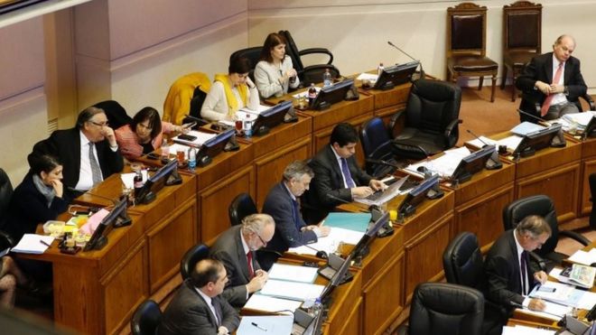 Чилийские сенаторы видят во время заседания по проекту закона, который стремится ослабить строгий запрет на аборты в стране, в Вальпараисо, Чили, 18 июля 2017 года