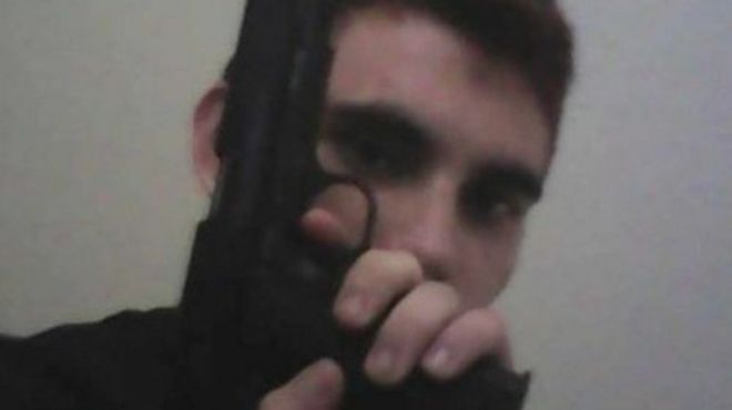 Nikolas Cruz segurando uma pistola
