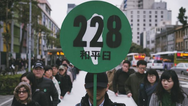 2017年是228事件七十周年，吉华拍下当时游行的照片，也成为书本的封面。