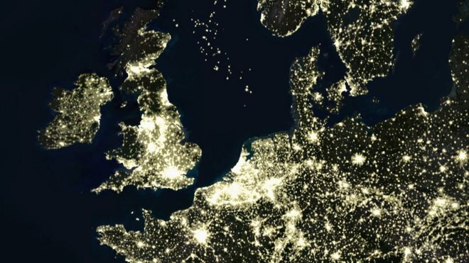 Imagen satelital de Europa de noche
