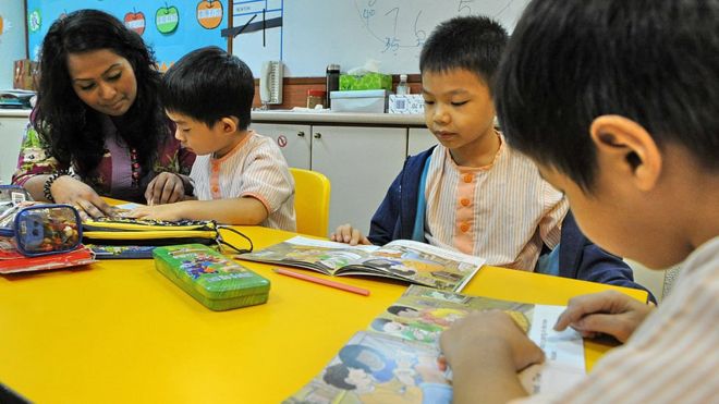 На этой фотографии, сделанной 25 мая 2010 года, показаны дети, посещающие дошкольные занятия в Сингапуре