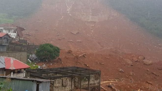 نائب رئيس سيراليون: مقتل المئات بسبب انهيار طيني