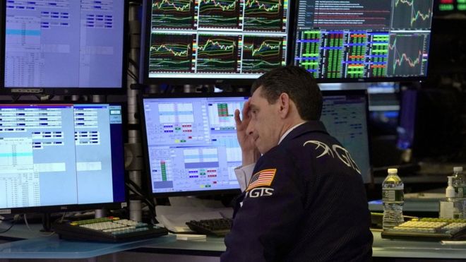 Трейдеры работают на площадке Нью-Йоркской фондовой биржи во время открытия торгов 10 марта 2020 года в Нью-Йорке.