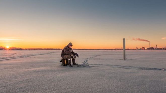 Рыболов на замерзшем озере, Эстония