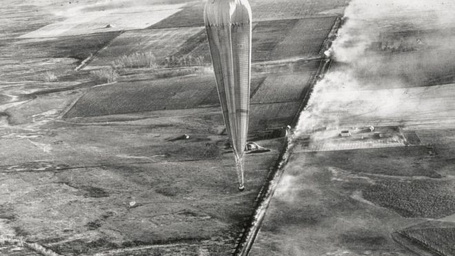 Un globo del ejército de Estados Unidos y la National Geographic Society sobrevolando Dakota del Sur en 1935.