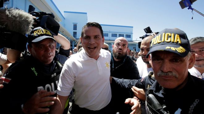Фабрицио Альварадо Муньос, сопровождаемый полицией после голосования в феврале