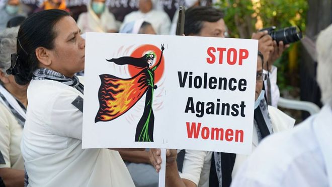 Hindistan'da Hristiyanlar 2015 Mart ayında Ahmedabad'da yaşlı bir rahibeye toplu tecavüz üzerine yapılan gösteride