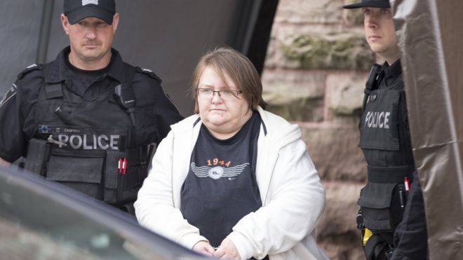 Элизабет Веттлауфер, бывшая медсестра, которая признала себя виновной в убийстве восьми пожилых пациентов, в здании суда в Вудстоке, Онтарио