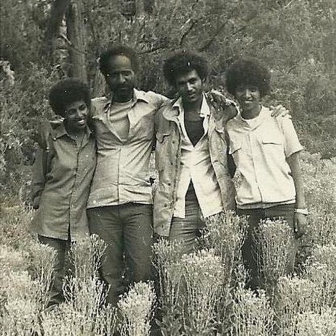 Слева направо: бойцы EPLF Астер Фиссехатсион, Махмуд Ахмед Шерифо и два других бойца
