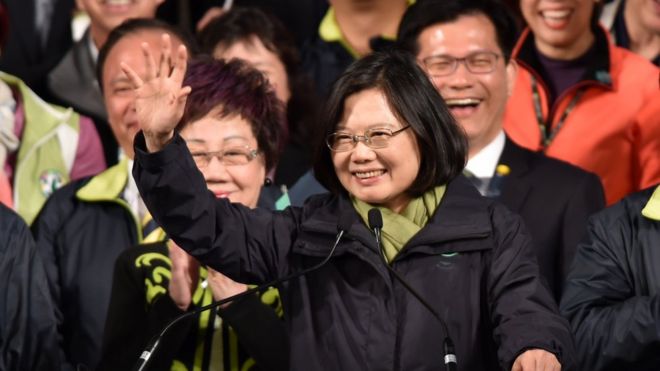 Цай Инь-вень машет рукой после победы на президентских выборах в Тайване
