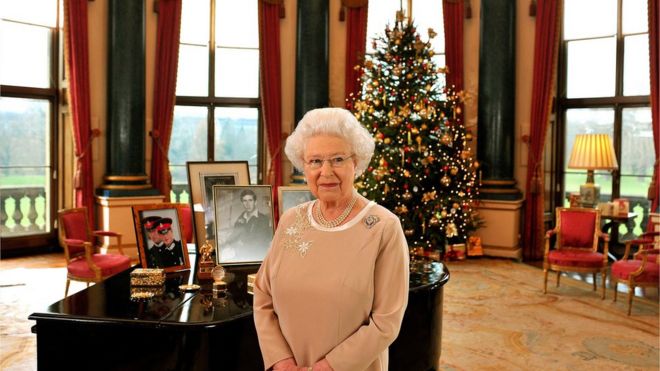 Королева в музыкальной комнате Букингемского дворца, декабрь 2008 г.