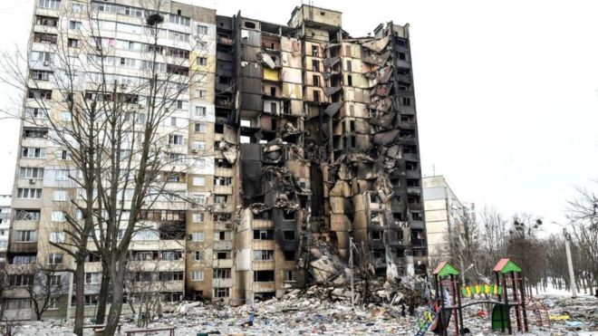 Un edificio bombadeado en Járkiv