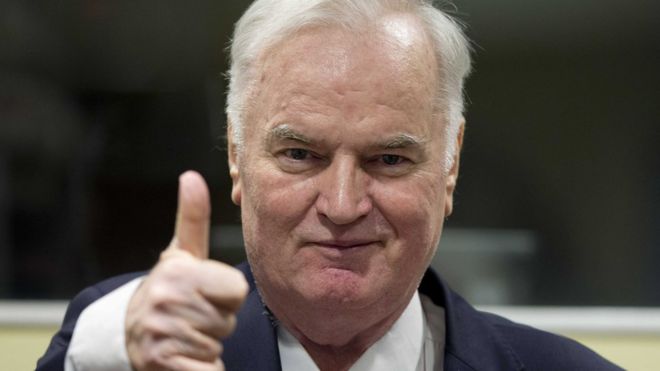 Ratko Mladiç mahkemede baş parmağını kaldırarak işaret yapıyor.