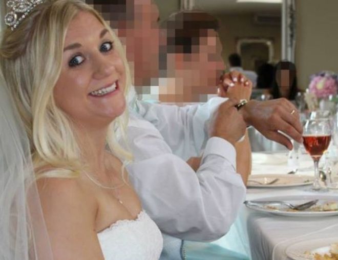 la mujer que está vendiendo su vestido de novia para financiar su