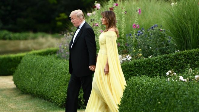 Tổng thống Donald Trump và Đệ nhất Phu nhân Melania Trump rời Winfield House, nhà riêng của đại sứ Mỹ, tới dự bữa tối do Thủ tướng Theresa May chủ trì ở Cung điện Blenheim, Oxfordshire.