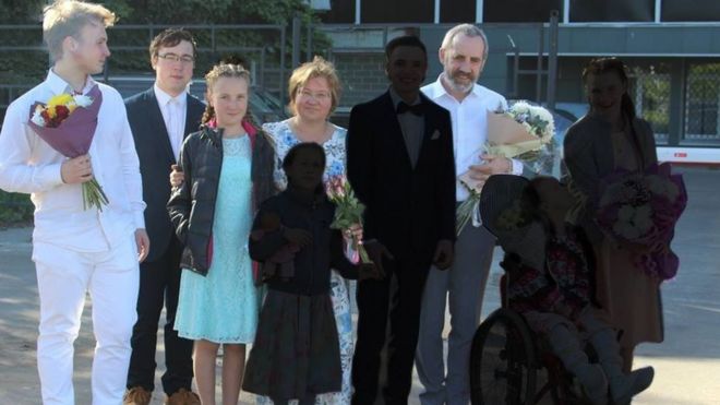 Семья Оводовых с закрашенными четырьмя детьми