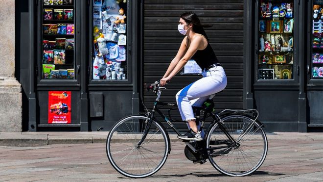 Женщина катается на велосипеде в Милане