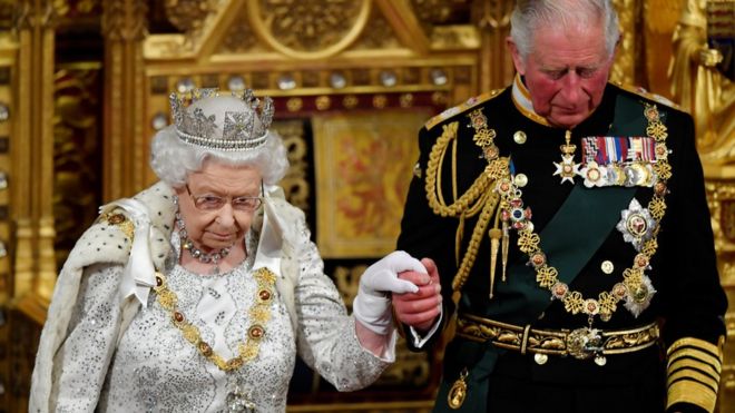 La reina Isabel y el príncipe Carlos se sostienen de la mano