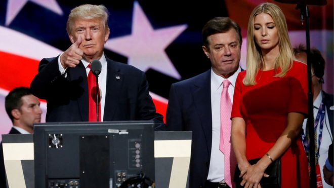 Кандидат в президенты от республиканцев Дональд Трамп одобряет, когда его руководитель кампании Пол Манафорт (C) и дочь Иванка (R) смотрят на съезд республиканцев в Кливленде, штат Огайо, в июле 2016 года