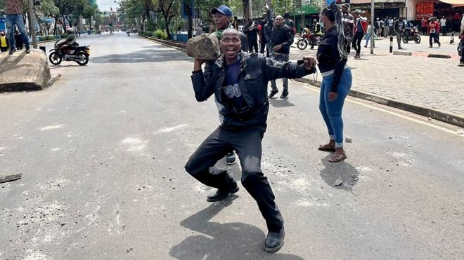 Umuntu urimo kwigaragambya kuwa mbere 20 Werurwe 2023 i Nairobi mu mujyi