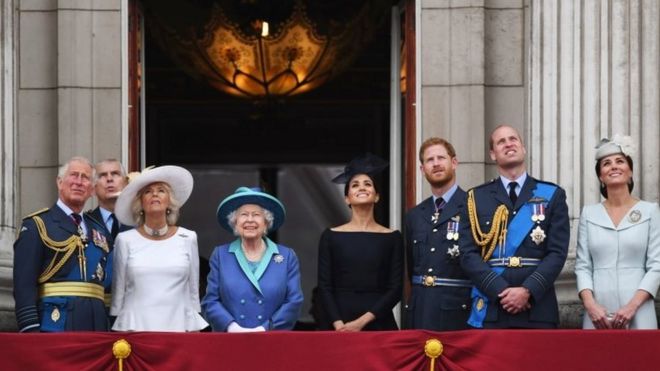 Королевская семья, в том числе принц Уэльский, герцог Йоркский, герцогиня Корнуоллская, королева Елизавета II, герцогиня Сассекская, герцог Сассекский, герцог Кембриджский и герцогиня Кембриджская