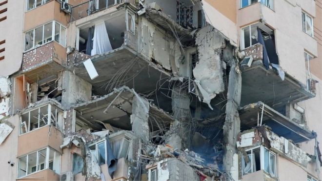 首都キーウ（キエフ）南西部の集合住宅が爆撃を受けた（26日）