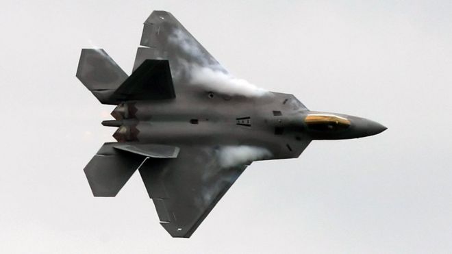 Американский истребитель F-22 Raptor летит во время воздушного показа на авиасалоне в Фарнборо