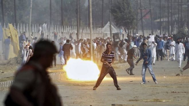 Слезоточивый газ, выпущенный индийской полицией, взрывается во время акции протеста кашмирских демонстрантов после молитвы Ид аль-Адха в Сринагаре 25 сентября 2015 года.