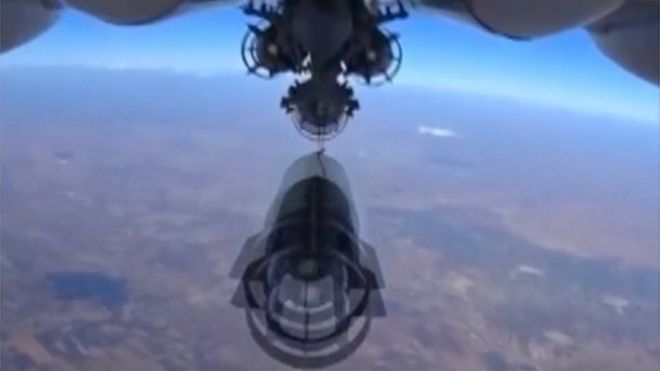 Бомба под российским военным реактивным самолетом близ Идлиба в Сирии, фотография Министерства обороны России 5 октября 2015