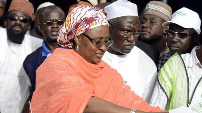 Bi Aisha Buhari akipiga kura wakati wa uchaguzi mkuu nchini humo
