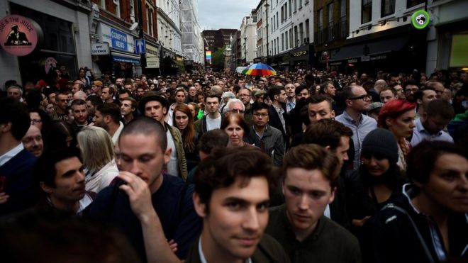 Люди собираются в Сохо, Лондон